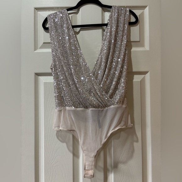 NWT Lulu’s Evening of Wonder Sequin Cowl Back Bodysuit - Picture 4 of 9